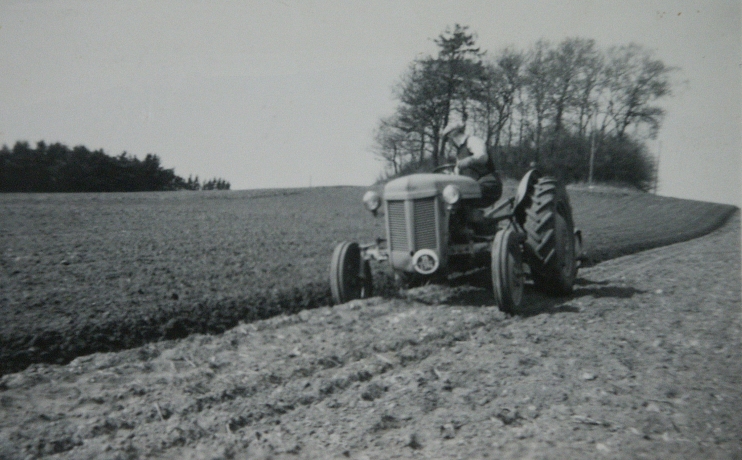 Ejner plover med Ferguson c1956