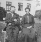 Mathias og Kirstine i Haven c1925